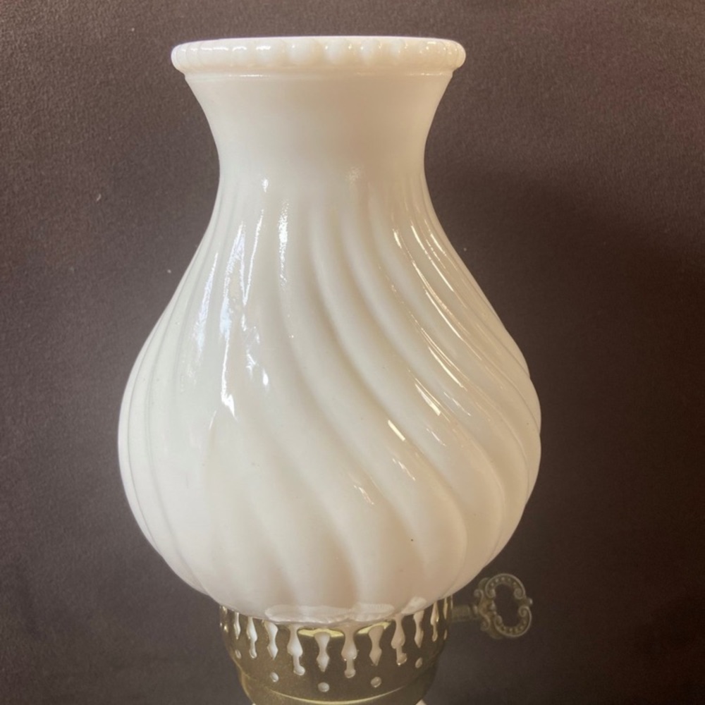 Vintage 1940’s Elegant Milk Glass Swirl Glass Lamp - Picture 4 of 6